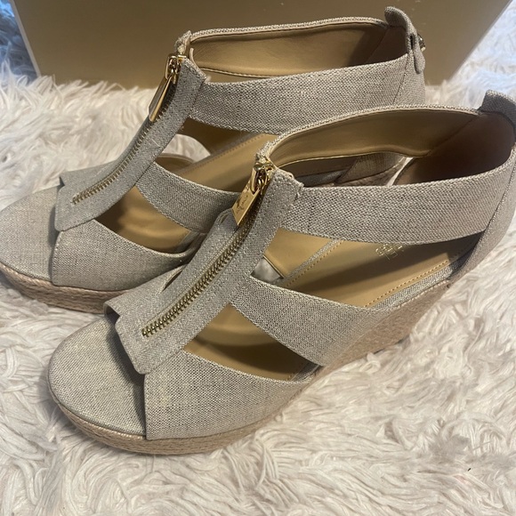 Michael Kors Metallic Linen
Damita Wedge - Picture 6 of 11